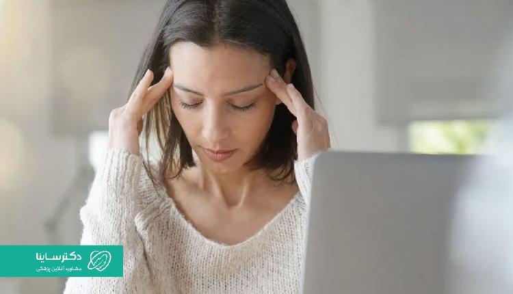 سردرد شدید، از علائم تب دنگی است.