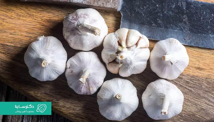 برای درمان خانگی زگیل تناسلی، میتوانید از سیر له شده استفاده کنید.