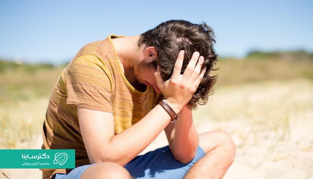 ایزوترتینوئین میتواند موجب حساسیت به نور خورشید شود.