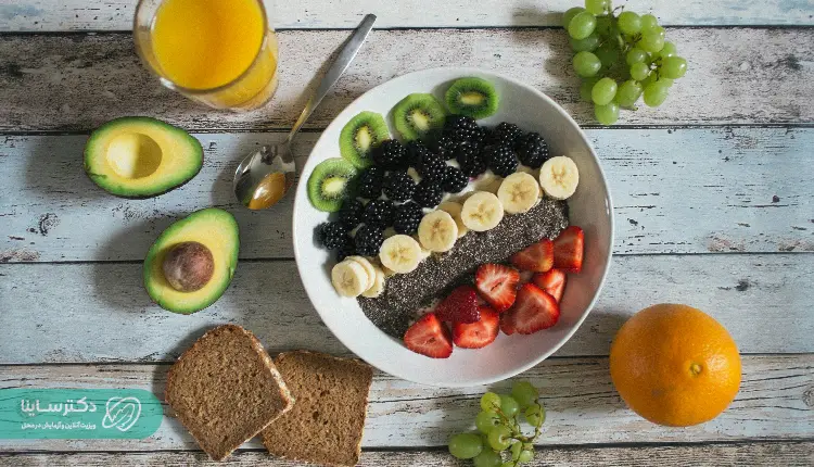 A nutritious iron-rich breakfast with fruits, whole grain bread, and juice, ideal for supporting hemoglobin levels in the body and useful for individuals preparing for an MCH test