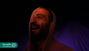Alt text: Histrionic personality - A man under dramatic lighting with a wide smile and wrapped in fabric, reflecting theatrical and emotionally charged presentation.