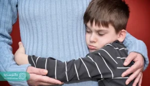 چسبیدن به والدین از علائم اضطراب جدایی در کودکان است.