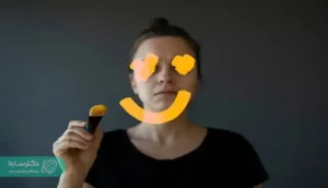 در افسردگی پنهان یا خندان فرد افسرده بیماری‌اش را پشت لبخند پنهان می‌کند.