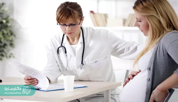مادر و پزشک در حال بررسی و محاسبه تاریخ سزارین